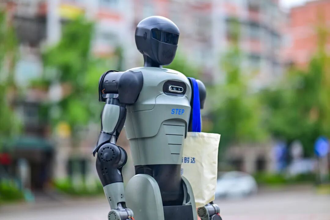 AI在海爾 | 新時(shí)達(dá)具身機(jī)器人“實(shí)習(xí)生”新達(dá)，正式上崗！